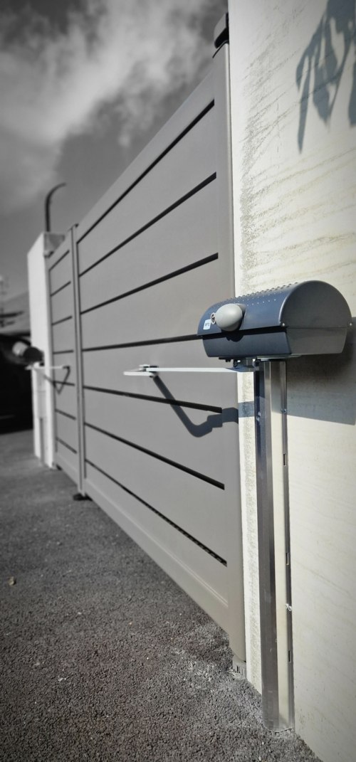 installation d'un portail avec motorisation de portail BFT IGEA BT posé par {{site-title]]