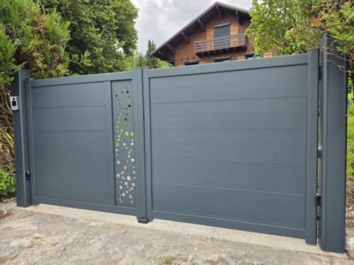 Portail battant aluminium motorisé en BFT par Help one Tec