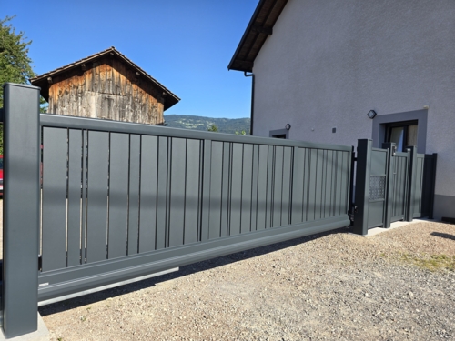 Portail coulissant cadiou avec une motorisation ARES ULTRA BTA posé par Help one Tec dans le département 74
