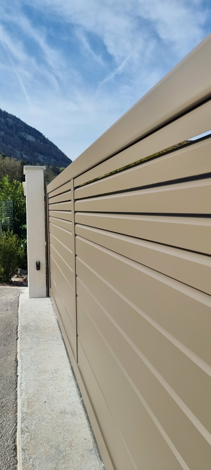 Portail coulissant ajouré avec moteur BFT installé par Help one Tec