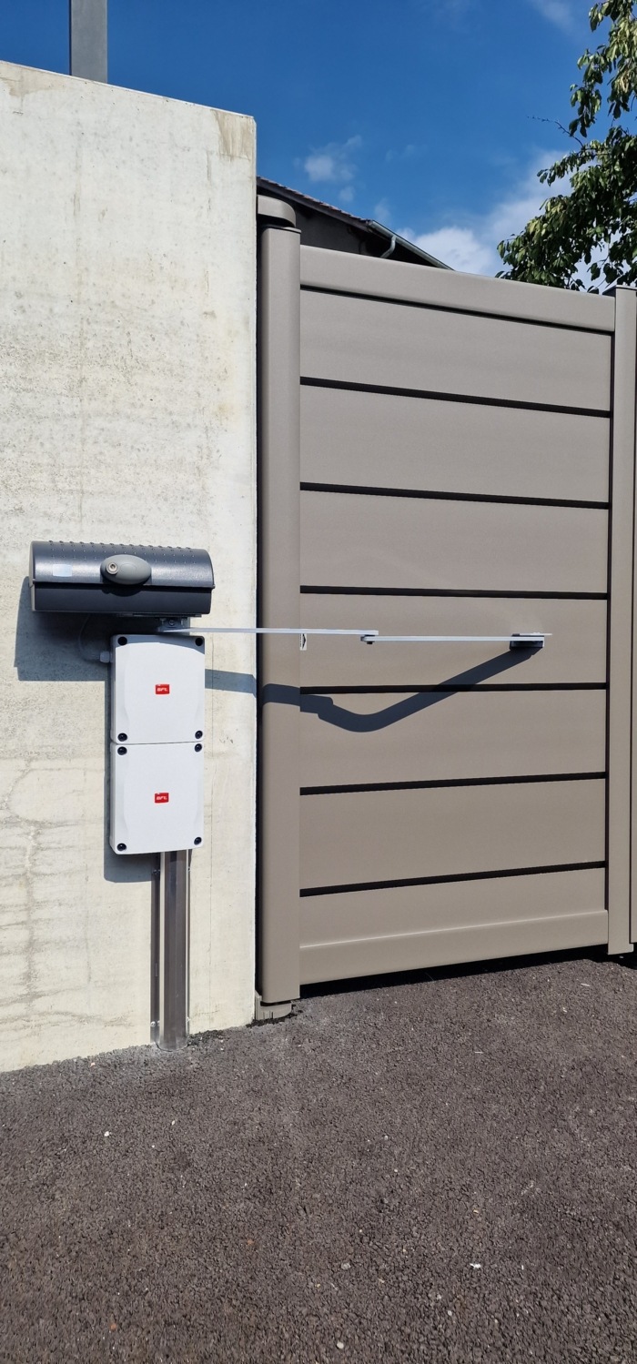 portail battant Help one Tec avec moteur électrique BFT IGEA BT