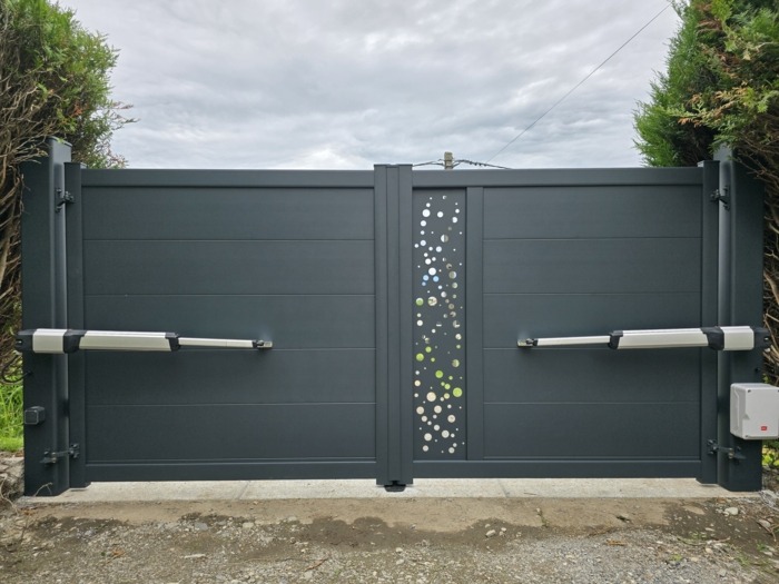 Portail battant aluminium cadiou avec moteur BFT posé par Help one Tec sur la Haute Savoie 74