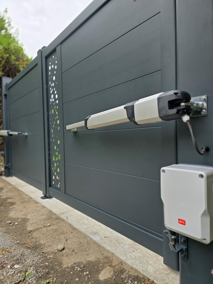 moteur de portail version  Kustos ultra BT B40 de la marque BFT groupe SOMFY installé par Help one Tec
