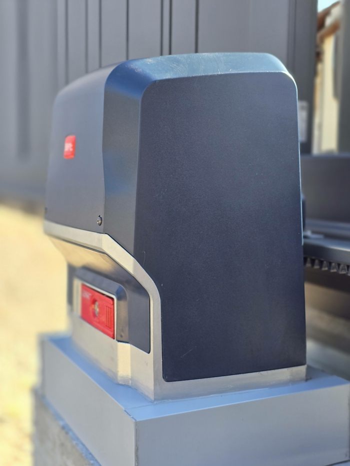 Moteur de portail coulissant BFT modèle ARES ULTRA BTA 1000 installé par Help one Tec