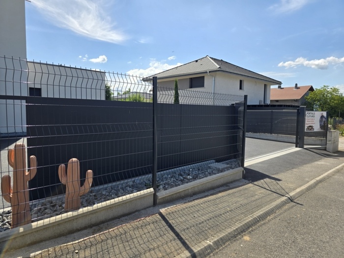 portail automatique avec une motorisation de portail BFT ARES 1000 installé par Help one Tec dans le département 74